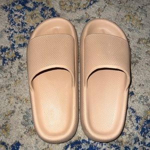 Cream colored. Size 39-40.